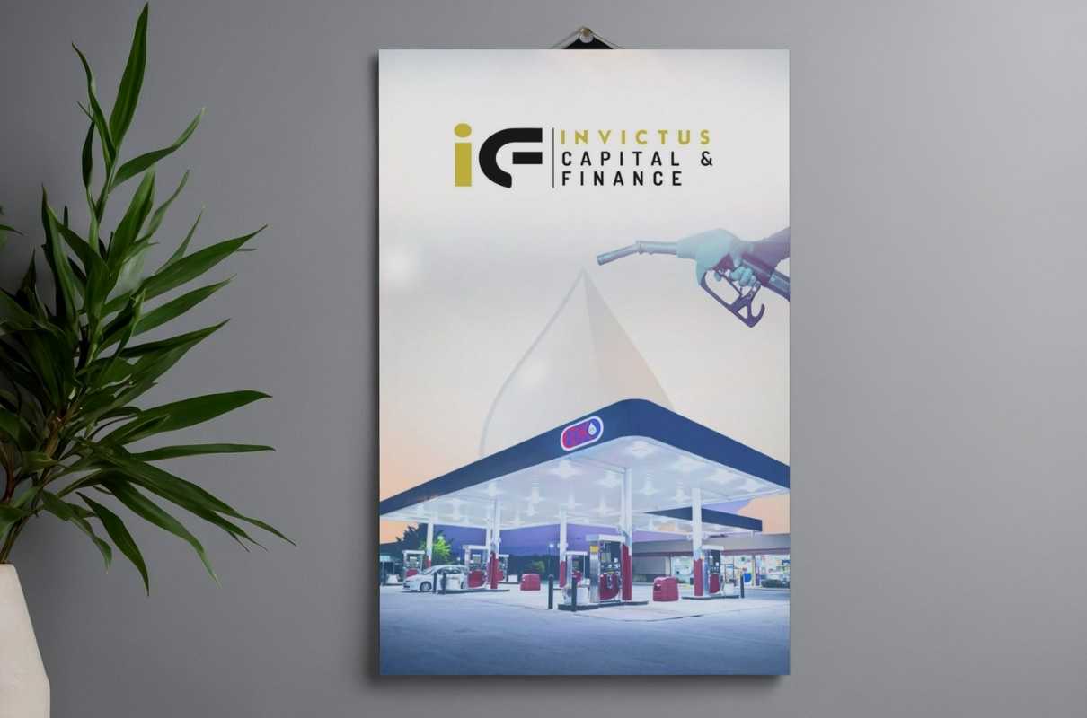 Affiche à l’identité d’Invictus Capital & Finance — univers pétrolier.